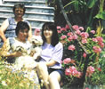 Maria, sa mère, Fifi,  Laura 